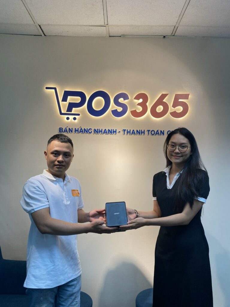 Đại diện Đức Nguyên tặng máy in cho Pos365